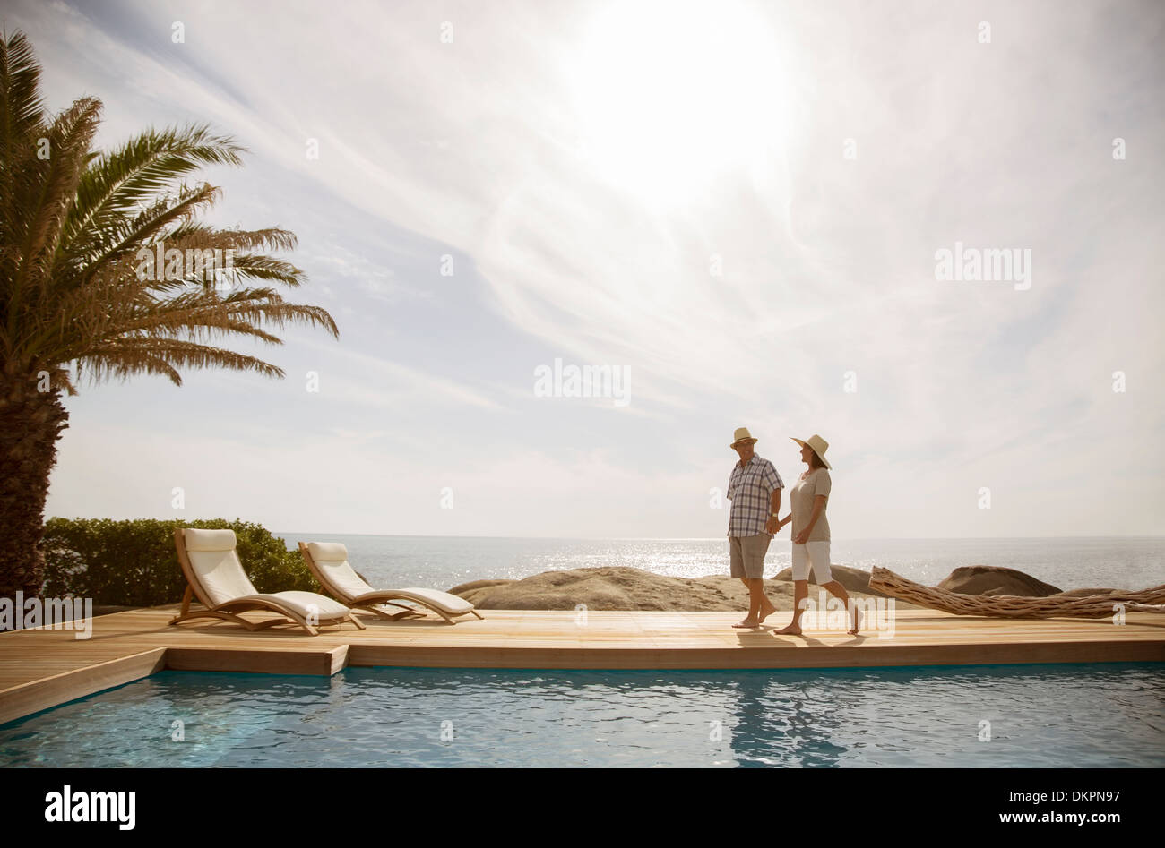 Älteres Ehepaar zusammen Pool entspannen Stockfoto
