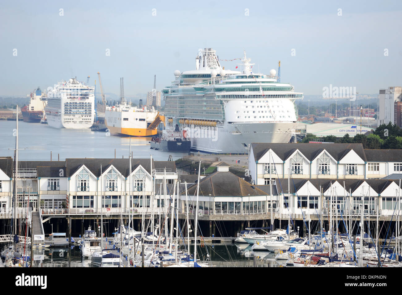Royal Caribbean International Unabhängigkeit der Meere Kreuzfahrtschiff im Hafen in Southampton. Stockfoto