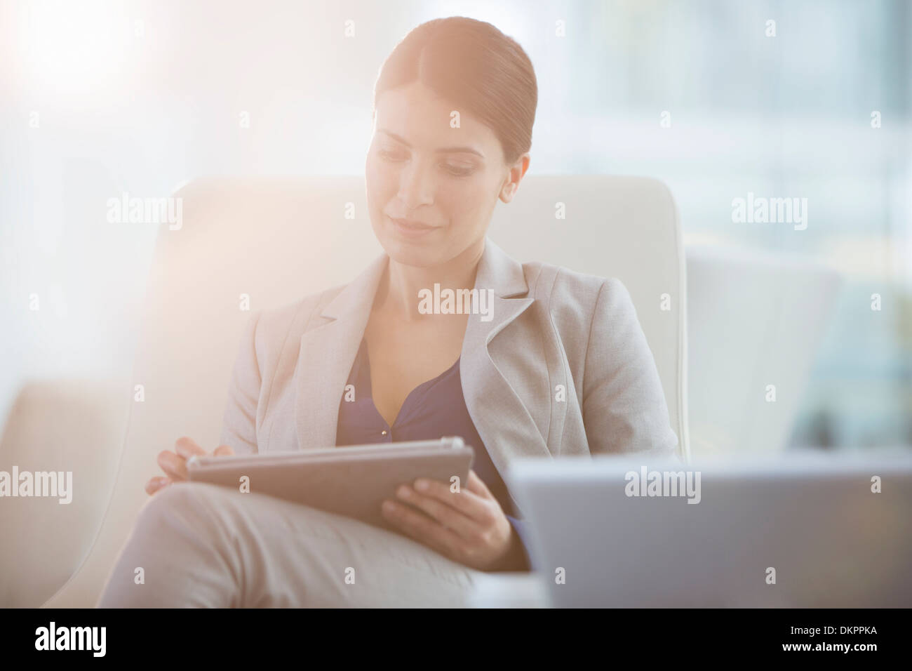 Geschäftsfrau mit digital-Tablette Stockfoto