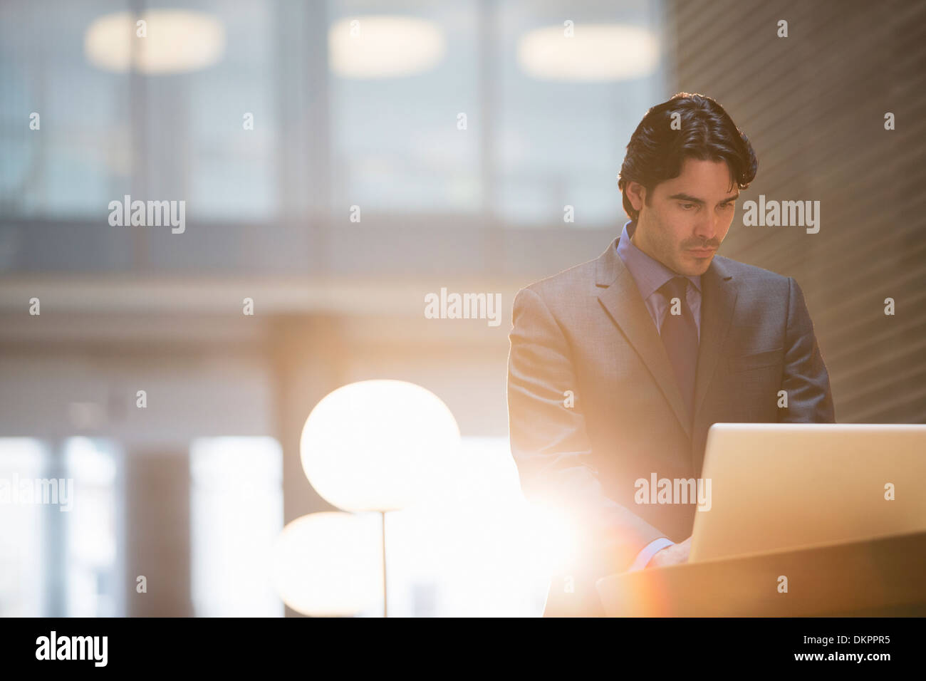 Geschäftsmann mit Laptop im Büro Stockfoto