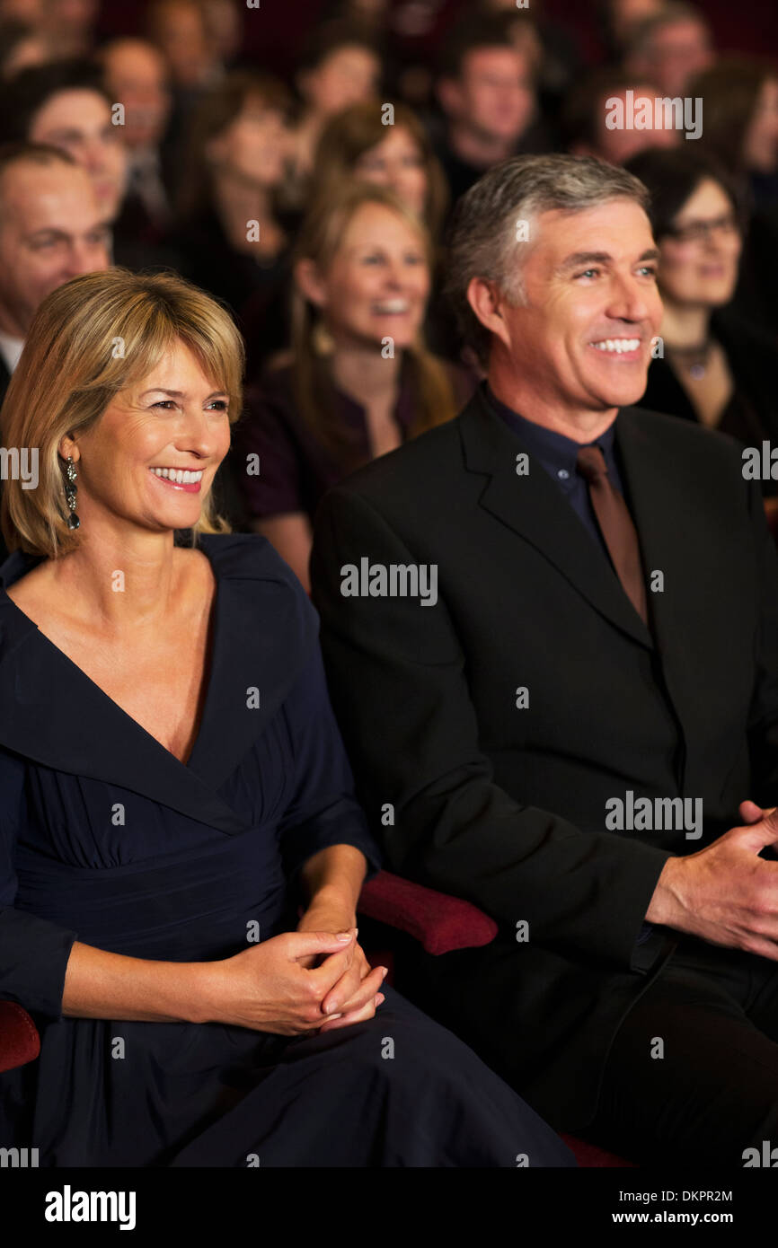Lächelnde paar in Theater-Publikum Stockfoto