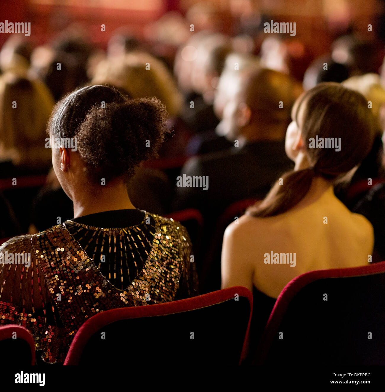 Rückansicht des Frauen sitzen im Theater-Publikum Stockfoto