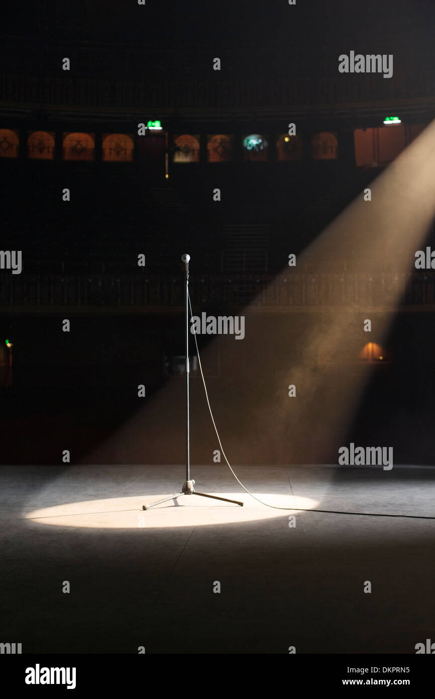 Mikrofon im leeren Theaterbühne im Rampenlicht Stockfoto