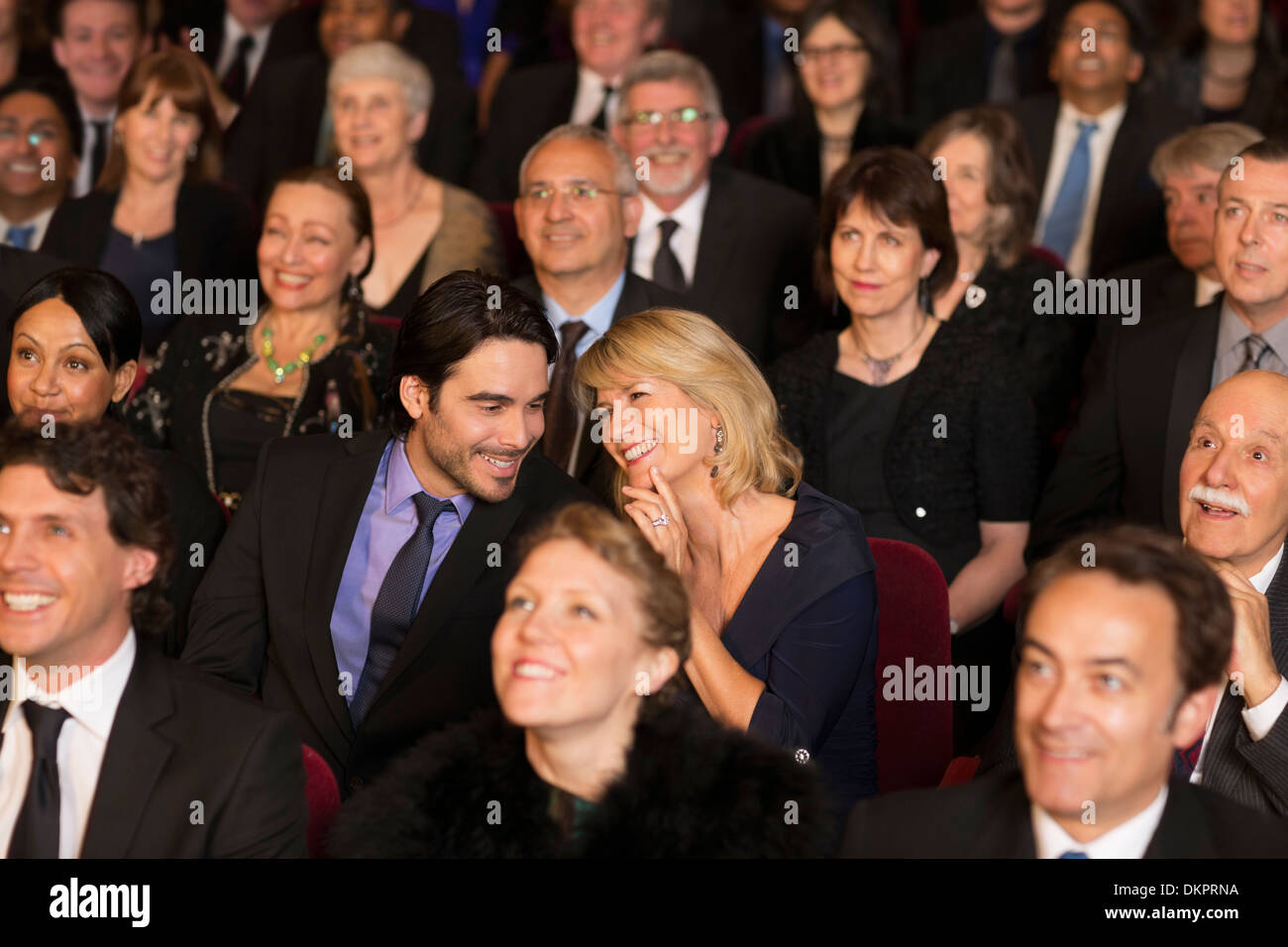 Glückliches Paar im Theater Publikum klatschte Stockfoto