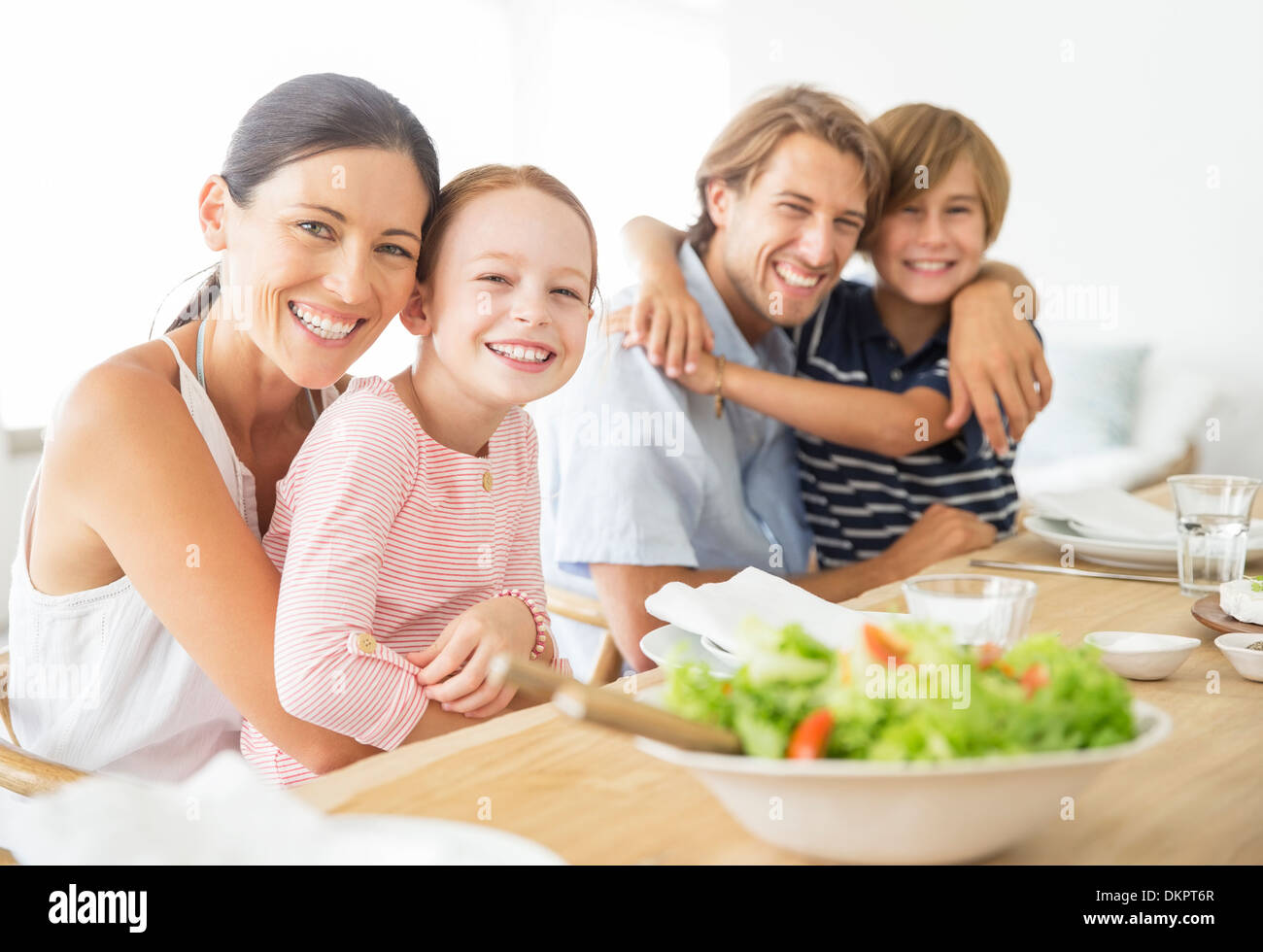 Familie zusammen am Tisch sitzen Stockfoto