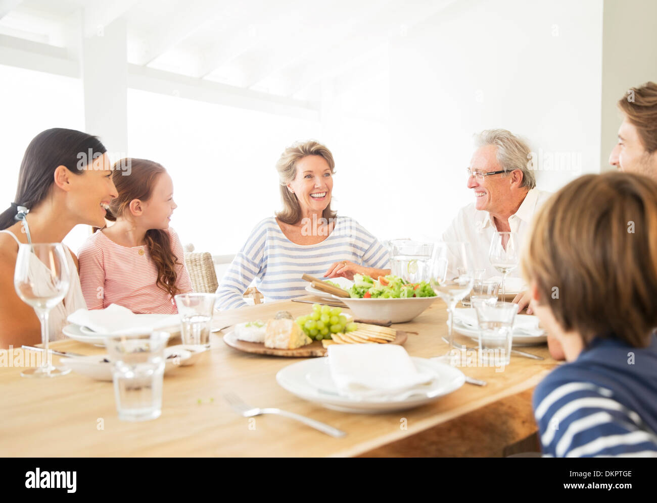 Mehr-Generationen-Familie gemeinsam am Tisch essen Stockfoto