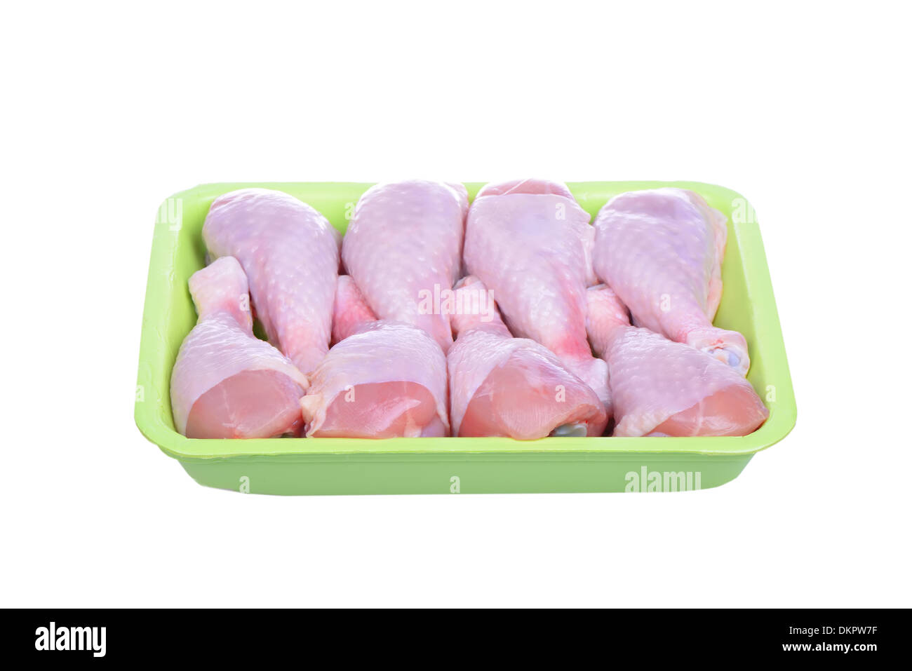 Frische Hähnchenkeulen auf dem Retail-Tablett. Isoliert auf einem weißen Stockfoto