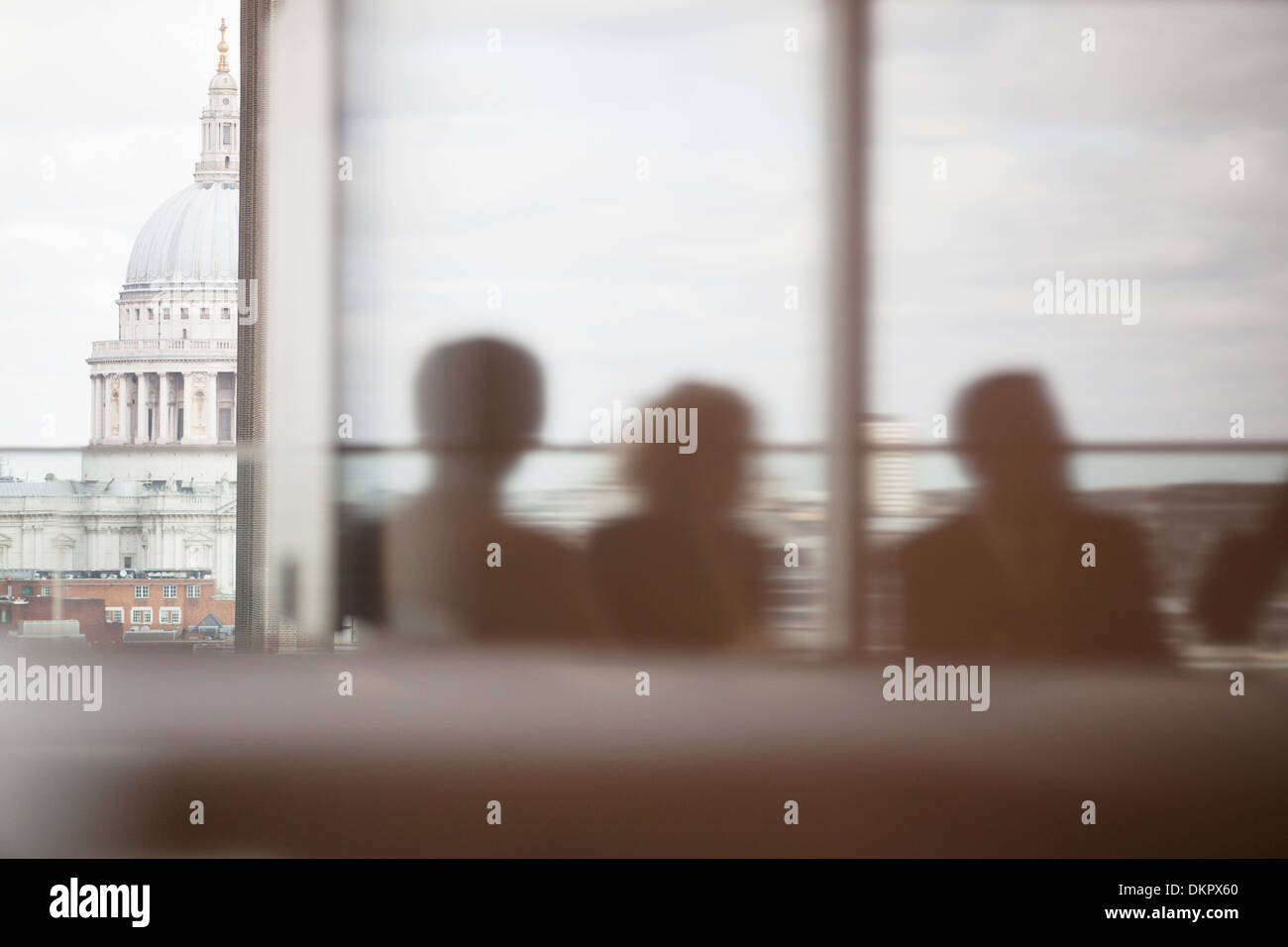 Silhouette von Geschäftsleuten in treffen Stockfoto