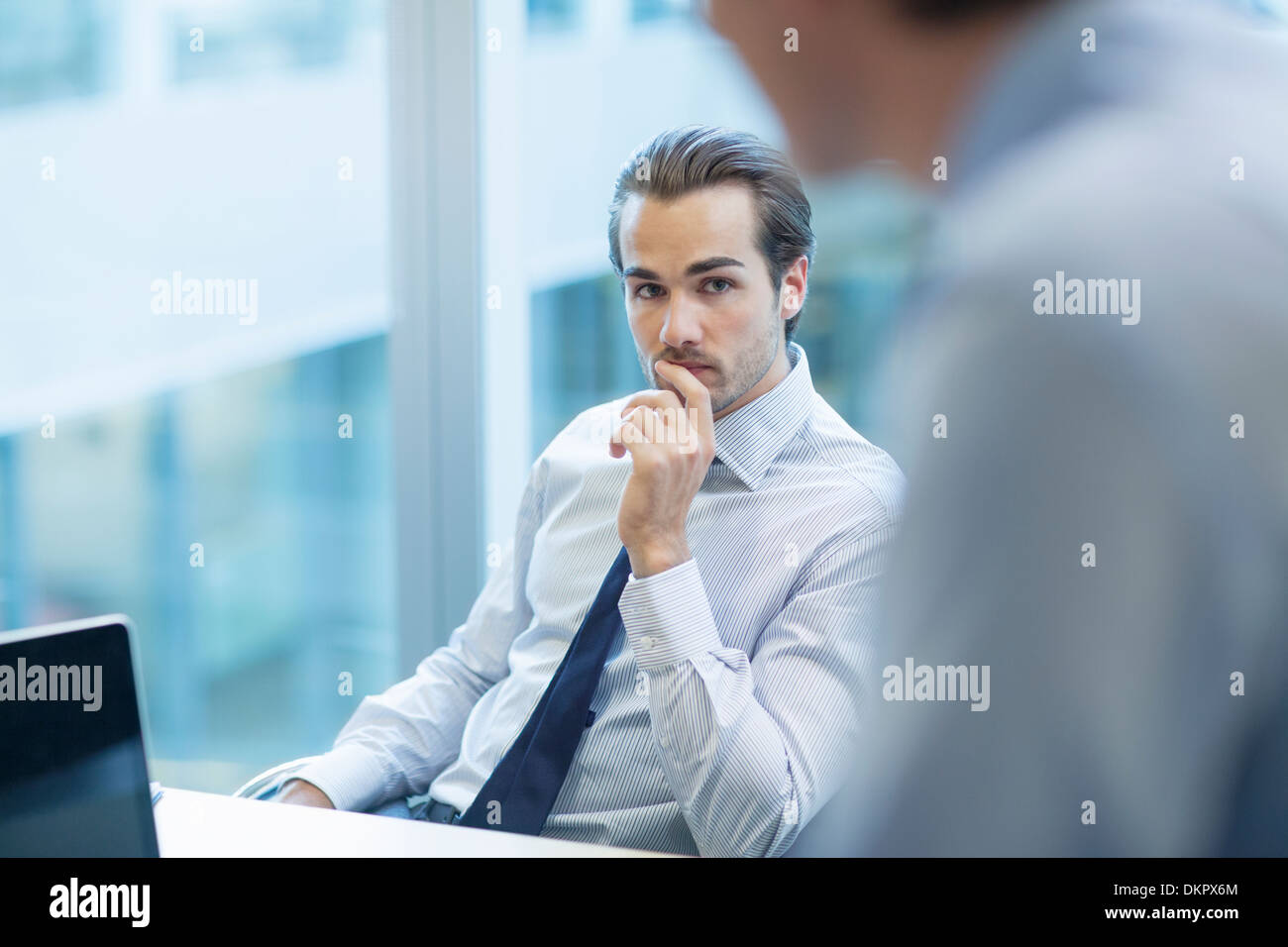 Unternehmer im Gespräch im Büro Stockfoto