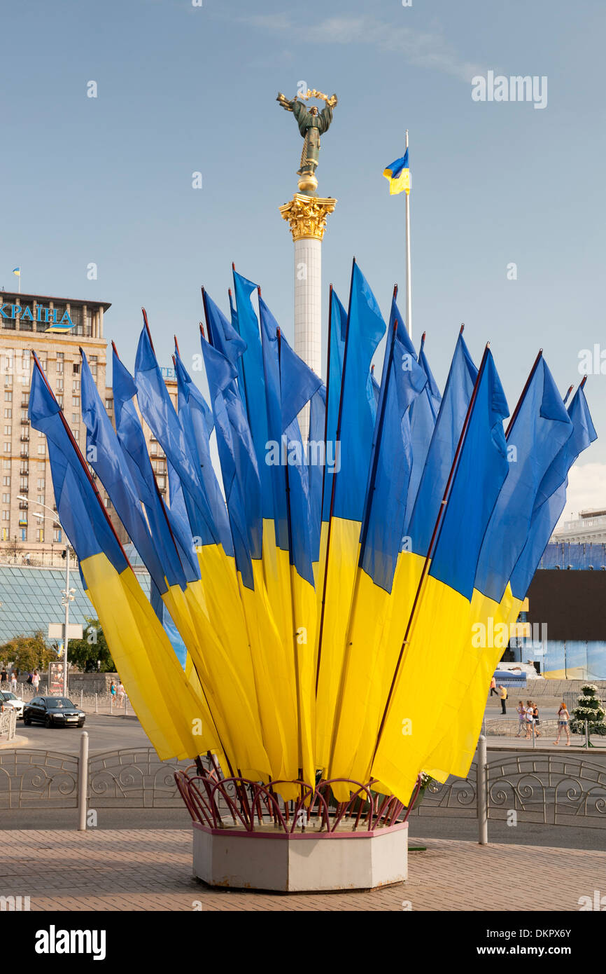 Ukrainische Flaggen und Unabhängigkeit Spalte in Platz der Unabhängigkeit (Maidan Nezalezhnosti) in Kiew, die Hauptstadt der Ukraine. Stockfoto