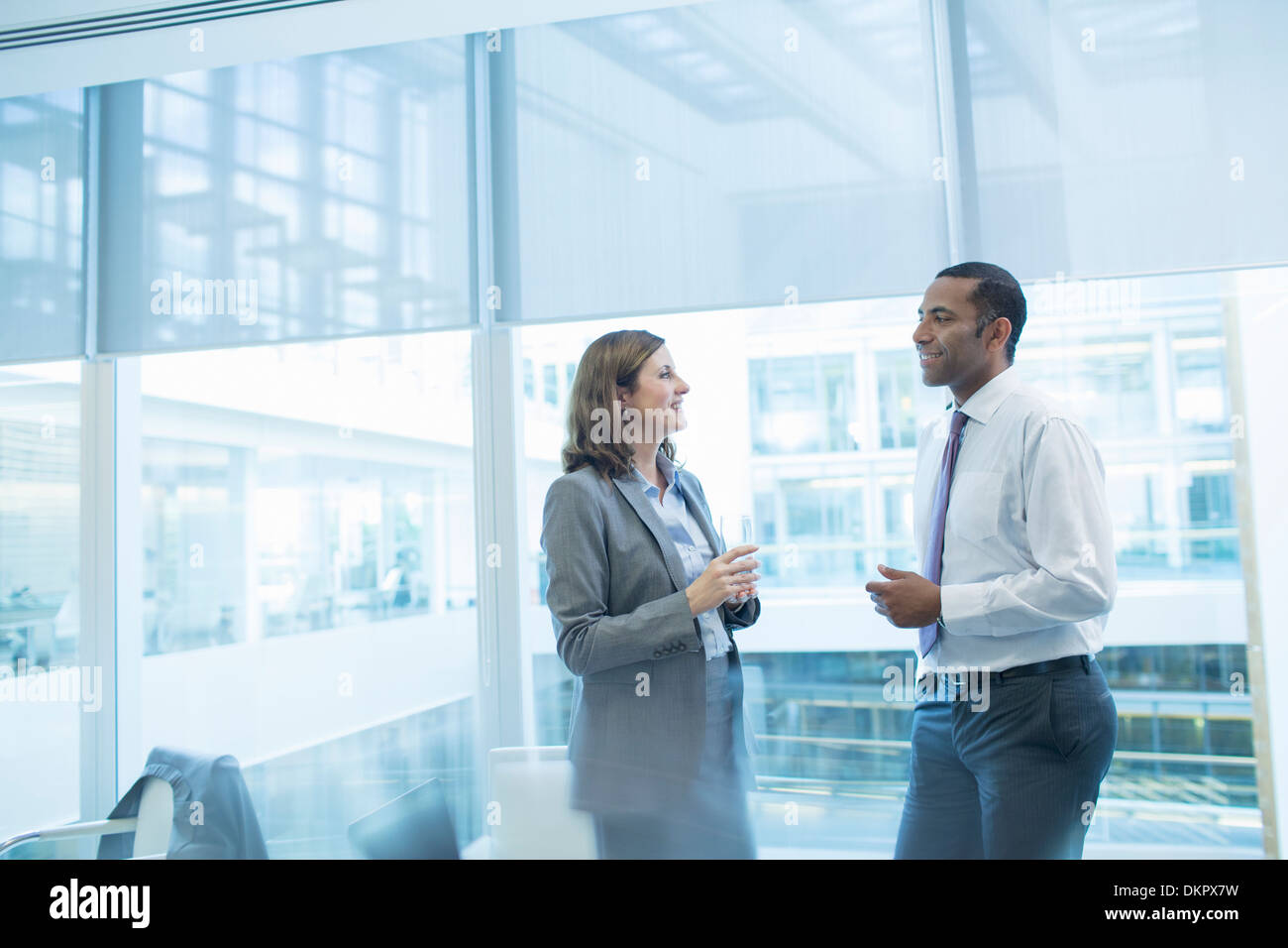 Geschäftsleute im Gespräch im Büro Stockfoto