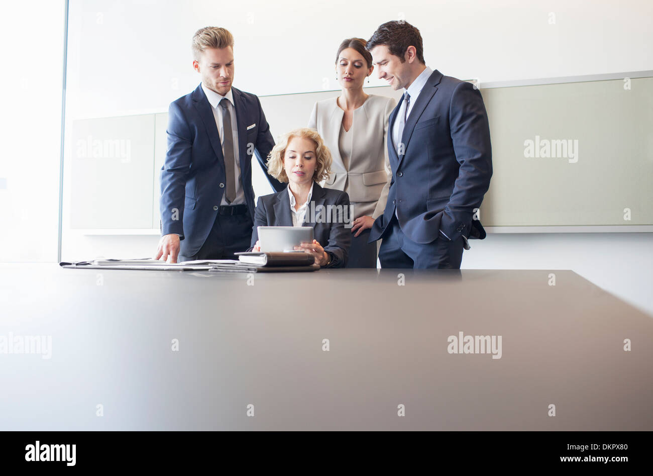 Business-Leute, die reden im Konferenzraum Stockfoto