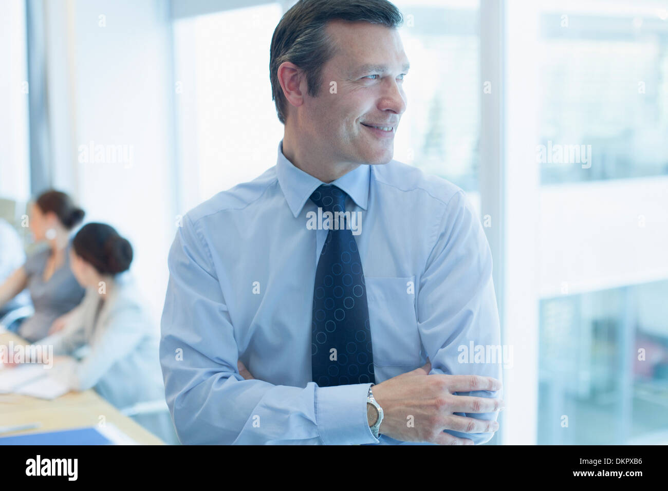 Geschäftsmann lächelnd in Büro Stockfoto