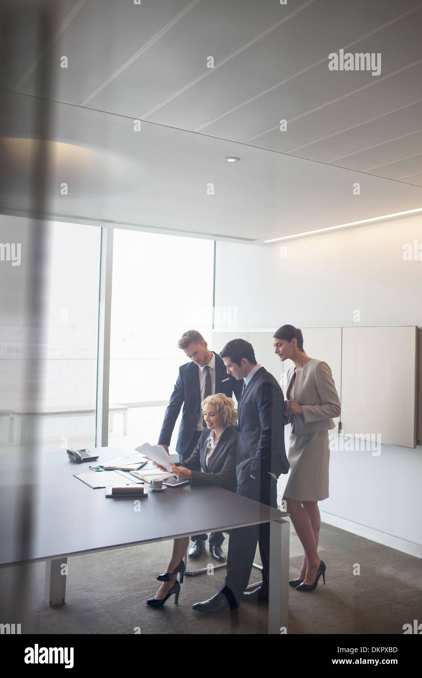 Business-Leute reden in treffen Stockfoto