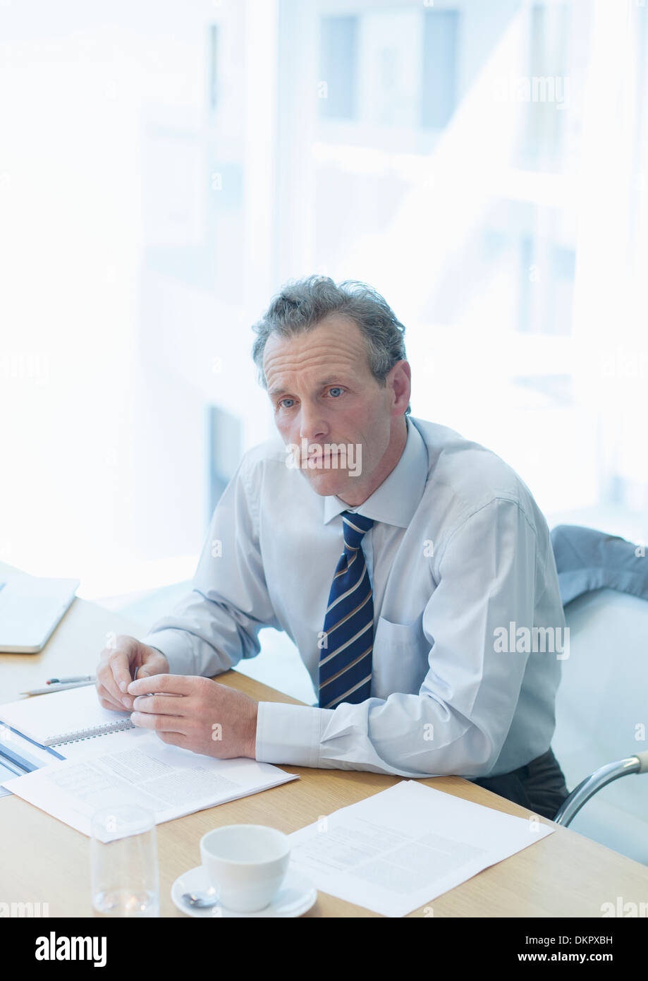 Geschäftsmann am Schreibtisch im Büro Stockfoto