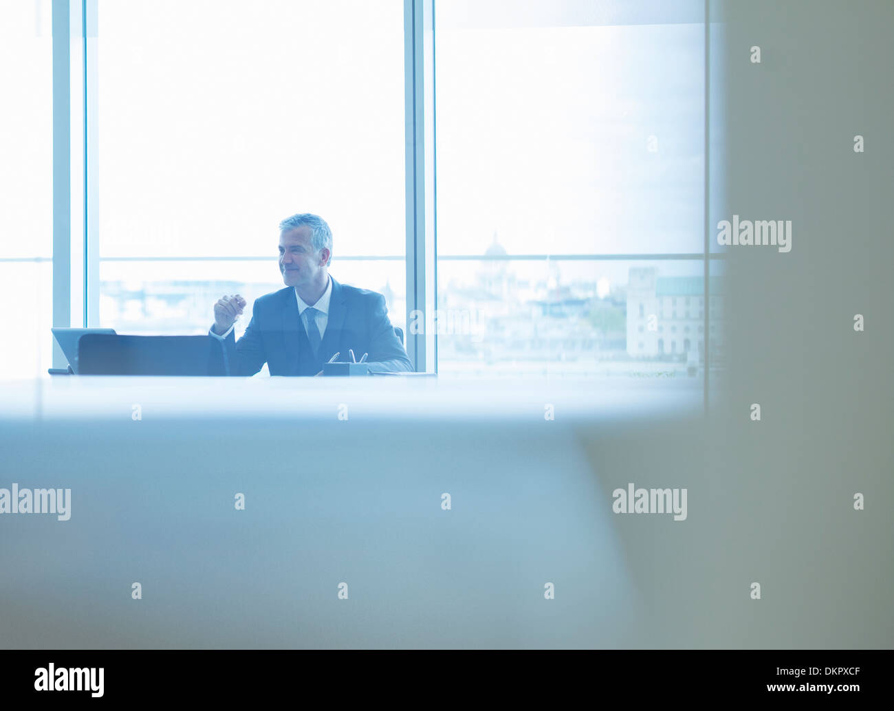 Geschäftsmann, arbeiten am Schreibtisch im Büro Stockfoto
