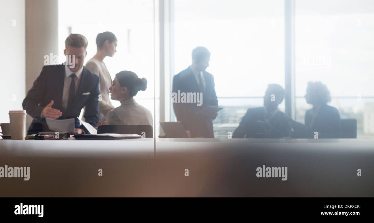 Business-Leute reden in treffen Stockfoto