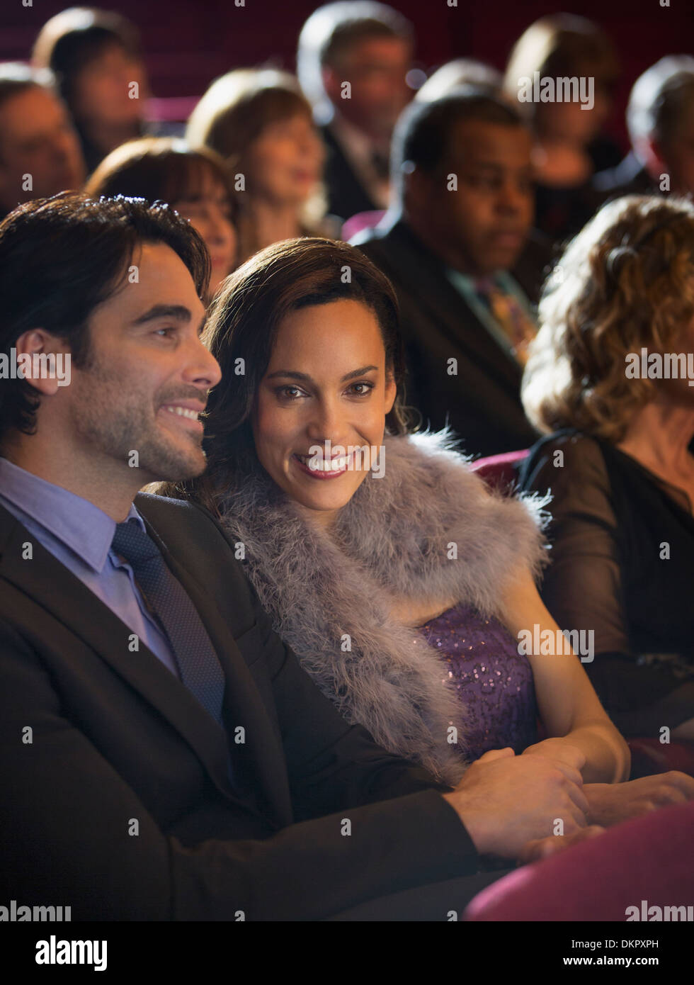 Porträt der lächelnde Frau in Theater-Publikum Stockfoto