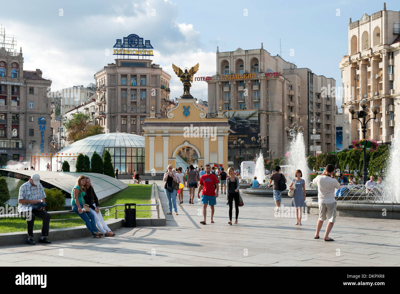Pecers'kyj Tor und Fußgänger in Platz der Unabhängigkeit (Maidan Nezalezhnosti) in Kiew, die Hauptstadt der Ukraine. Stockfoto
