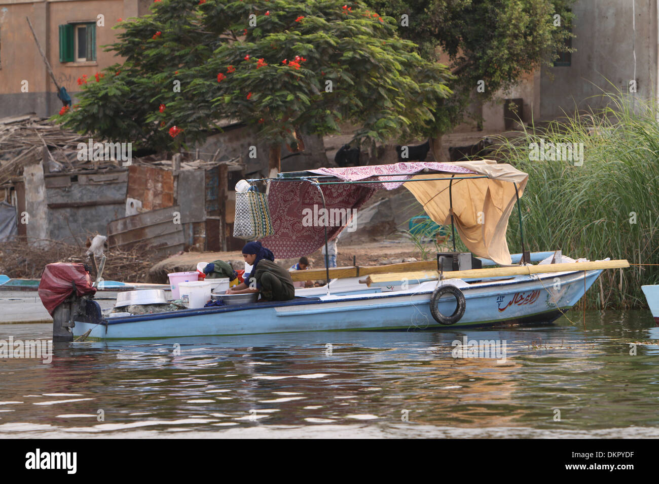 Leben auf einer Boot-Dame macht ihre Familie Wäsche auf einem Boot (Fischer in Kairo) Stockfoto