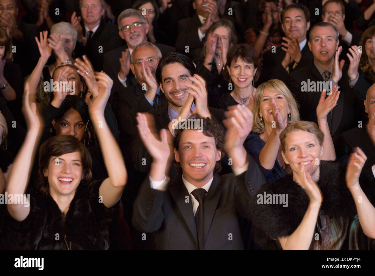 Glückliches Publikum klatschte im theater Stockfoto