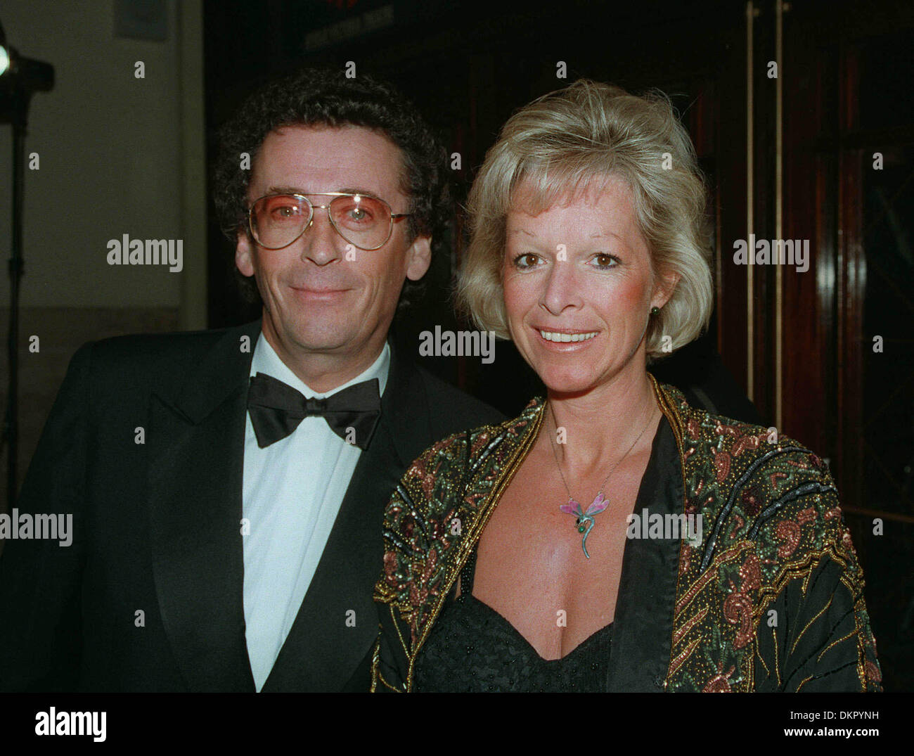 ROBERT POWELL & FRAU BABS. SCHAUSPIELER & WIFE.06/01/1995.E20D19AC. Stockfoto