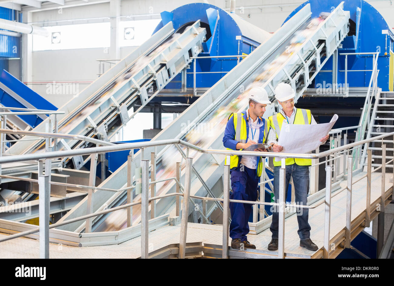 Arbeitnehmer, die Baupläne im recycling-Center lesen Stockfoto