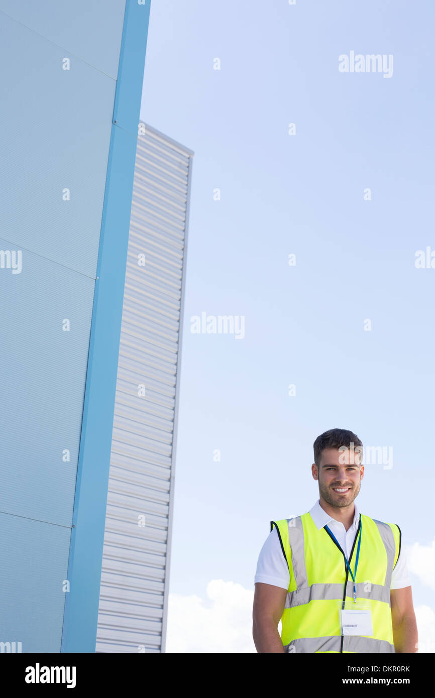 Arbeiter, die lächelnd unter Hochhäuser Stockfoto