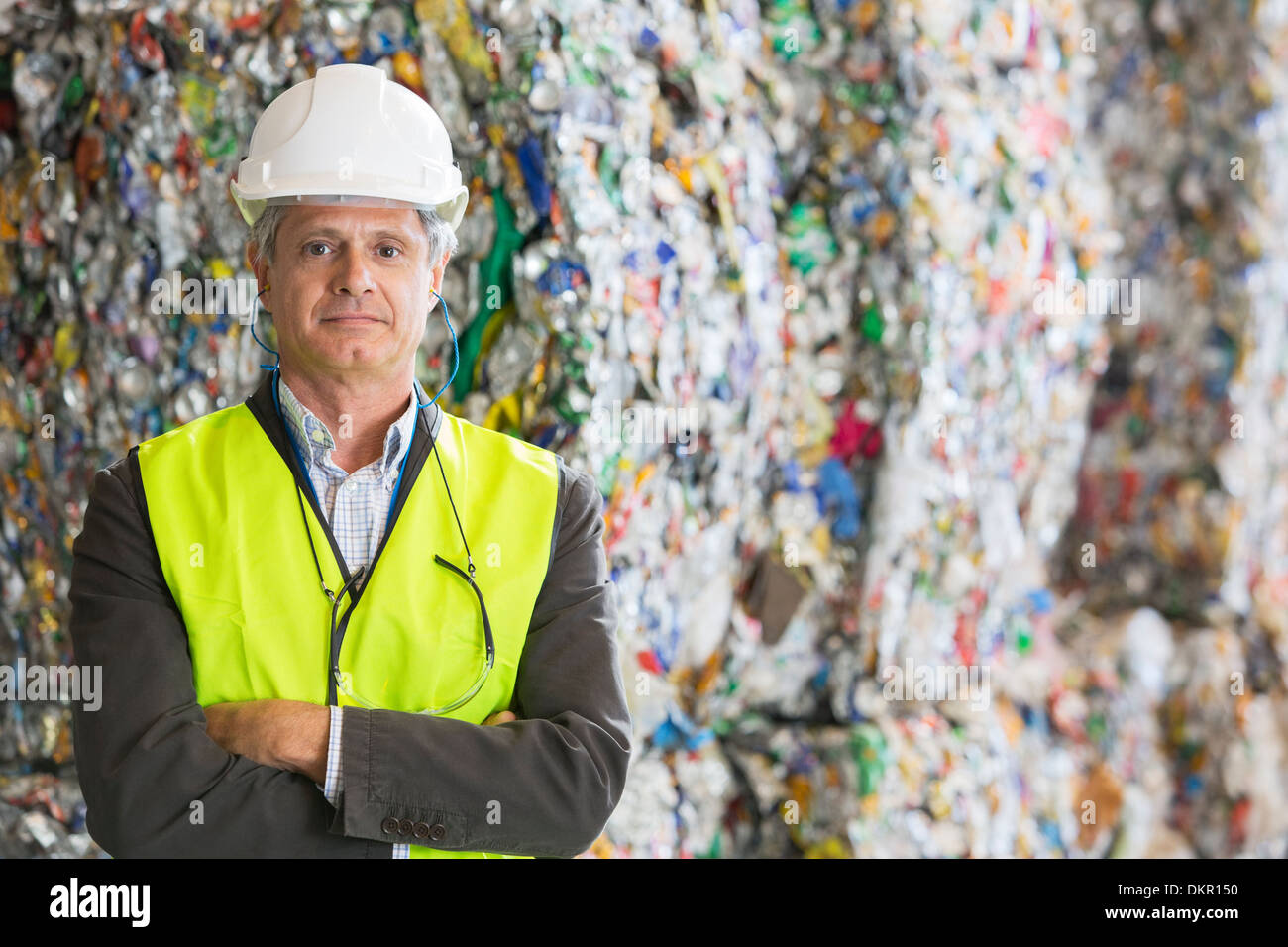 Betreuer stehend in recycling-Anlage Stockfoto