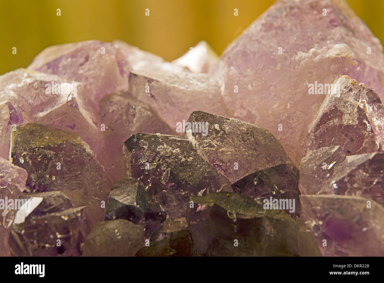 Amethyst Amethyst Brasilien Kalzit Druse Edelstein Einschlüsse rock Kristall lila Mineralien Mineralogie Quarz Edelstein Stockfoto