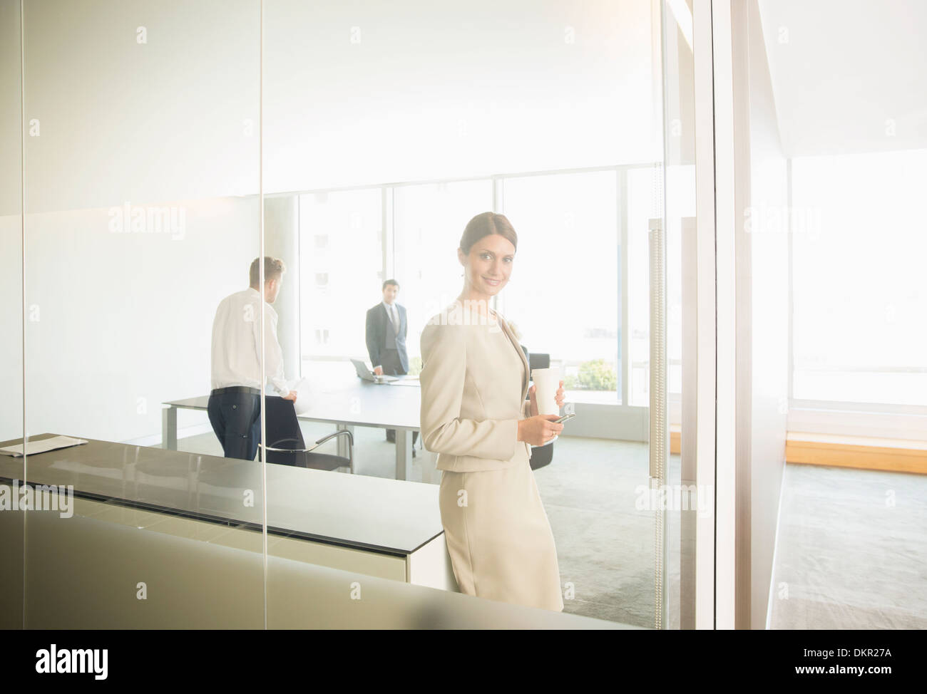 Geschäftsfrau, die lächelnd im Büro Stockfoto