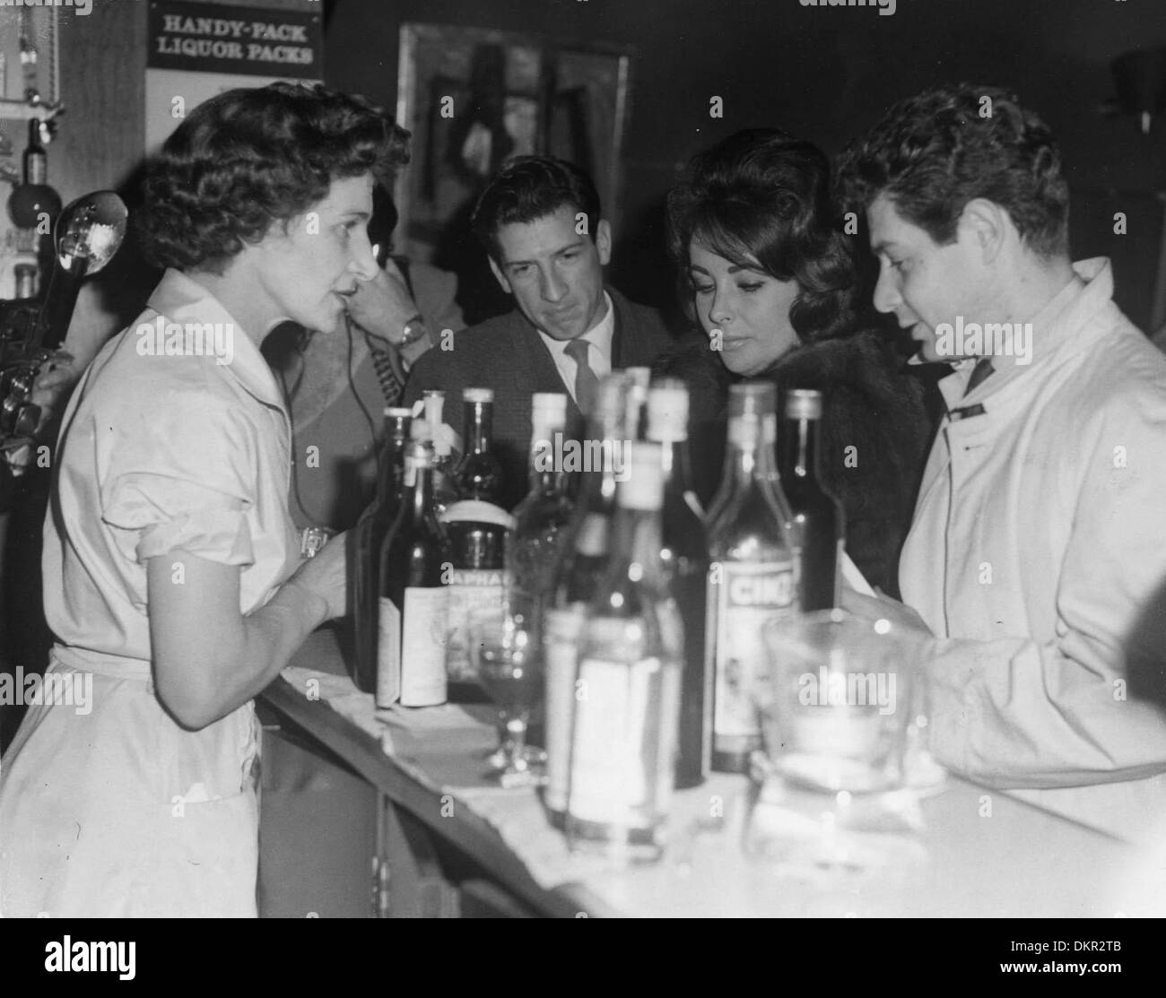 25. November 1960 - hat London, England, Vereinigtes Königreich - zweifacher Oscar-Preisträgerin ELIZABETH TAYLOR (1932-2011) einen Drink an der Flughafenbar mit Ehemann, Sänger EDDIE FISHER, vor seiner Abreise nach Paris. (Kredit-Bild: © KEYSTONE USA Bilder) Stockfoto