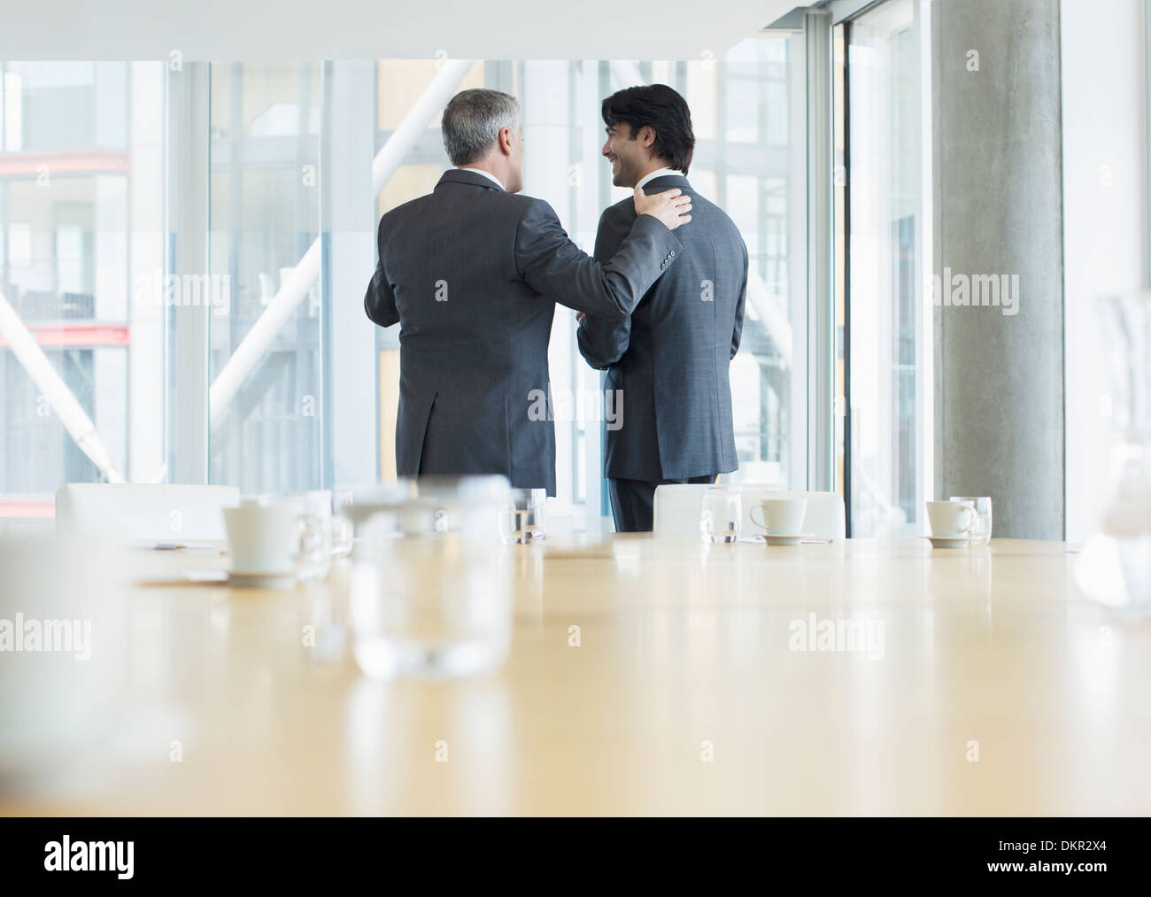 Unternehmer treffen reden Stockfoto