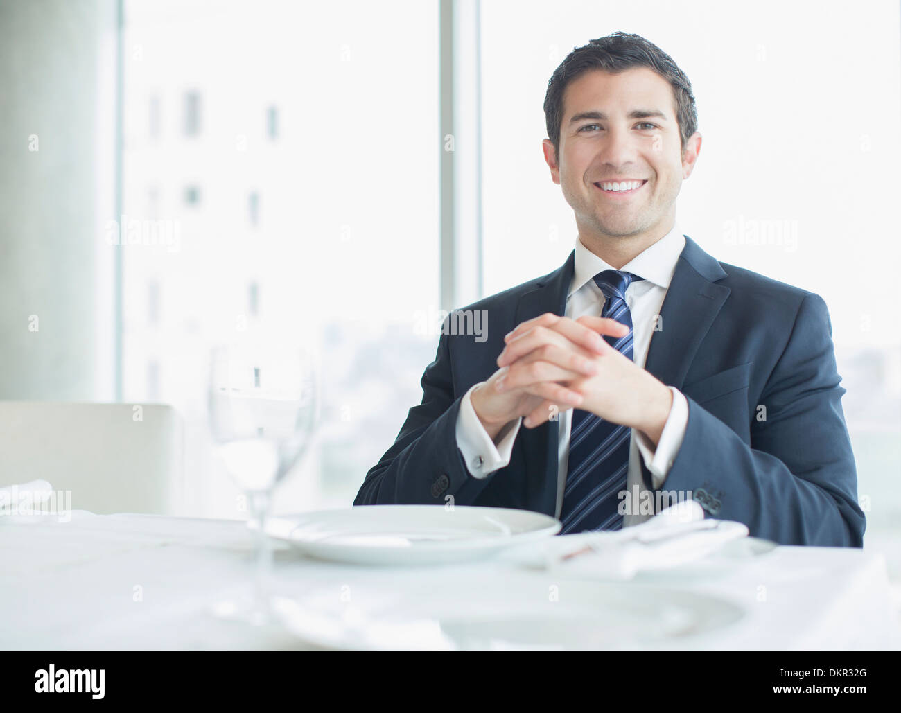Geschäftsmann lächelnd in restaurant Stockfoto