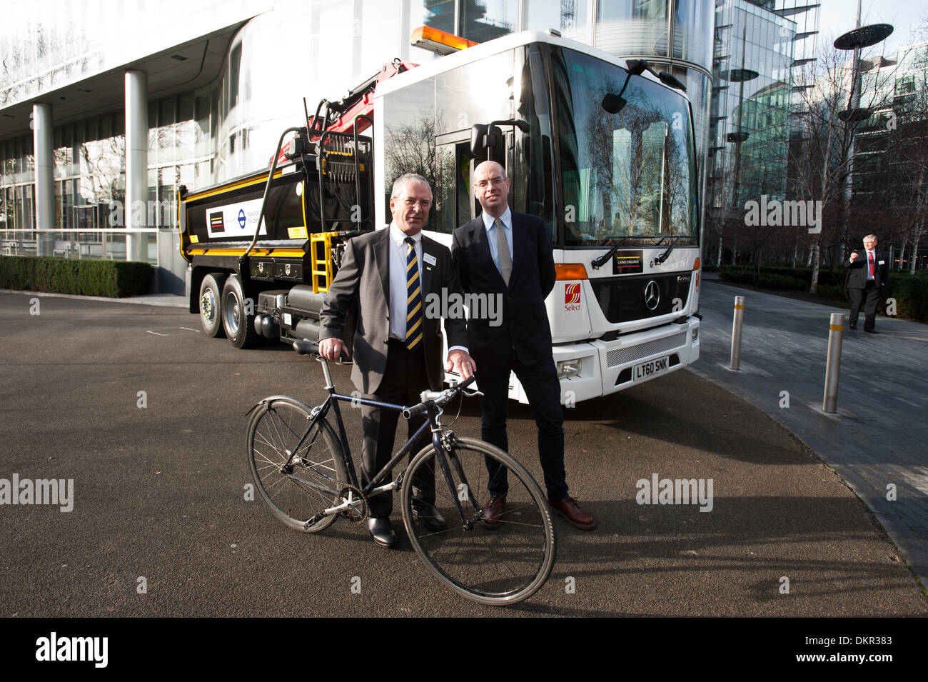 London, UK. 9. Dezember 2013. Sir Peter Hendy, CBE, Kommissar für Transport von London (L) und Andrew Gilligan, Londons Radsport Kommissar (R), stellen Sie sich neben einen neuen Bau LKW mit erheblich verbesserten Fahrer Sichtbarkeit und Sicherheit Ausrüstung in der Nähe Rathaus. Bildnachweis: Piero Cruciatti/Alamy Live-Nachrichten Stockfoto