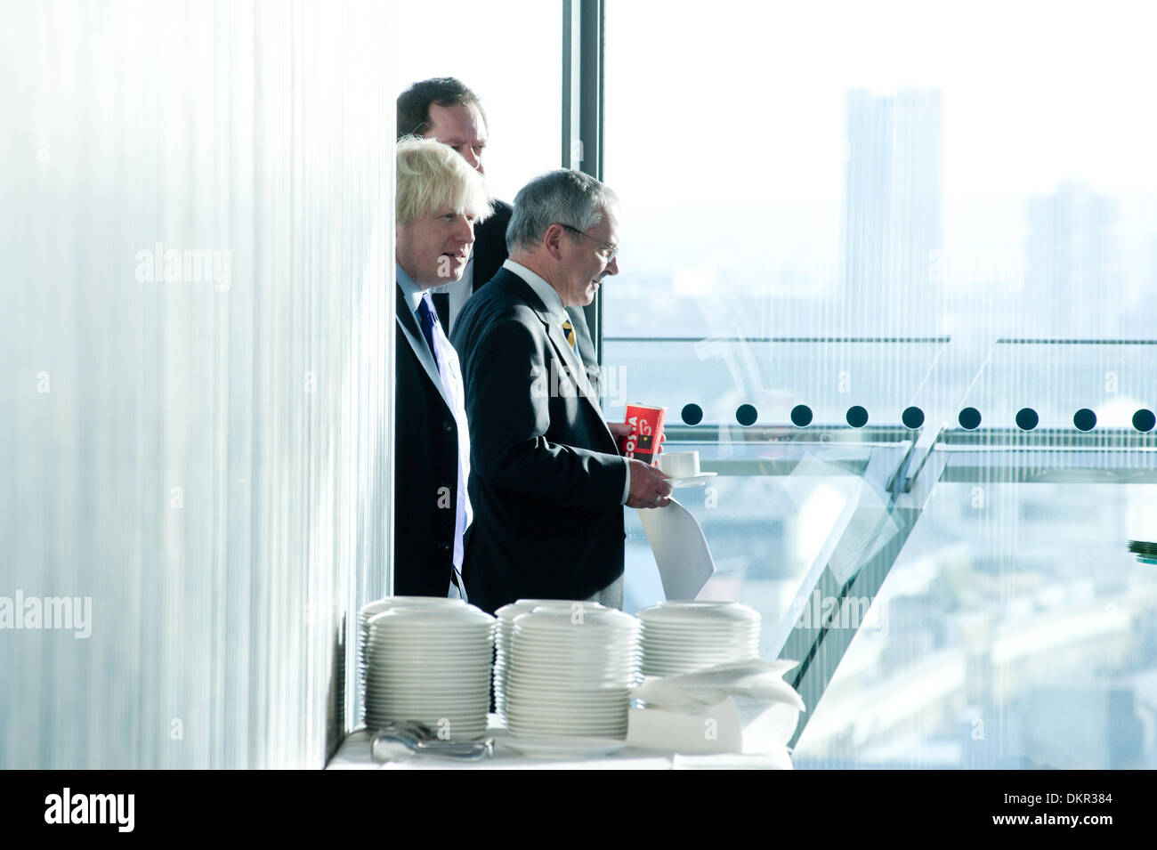 London, UK. 9. Dezember 2013. Der Bürgermeister von London, Boris Johnson (L) und Sir Peter Hendy, CBE, Kommissar der Transport of London (R) vor eine Keynote-Rede während einer LKW/Zyklus-Sicherheit-Veranstaltung im Rathaus besucht von Bau- und Wirtschaftsverbänden, Bauträger, Bauunternehmen und Fahrzeug Hersteller. Bildnachweis: Piero Cruciatti/Alamy Live-Nachrichten Stockfoto