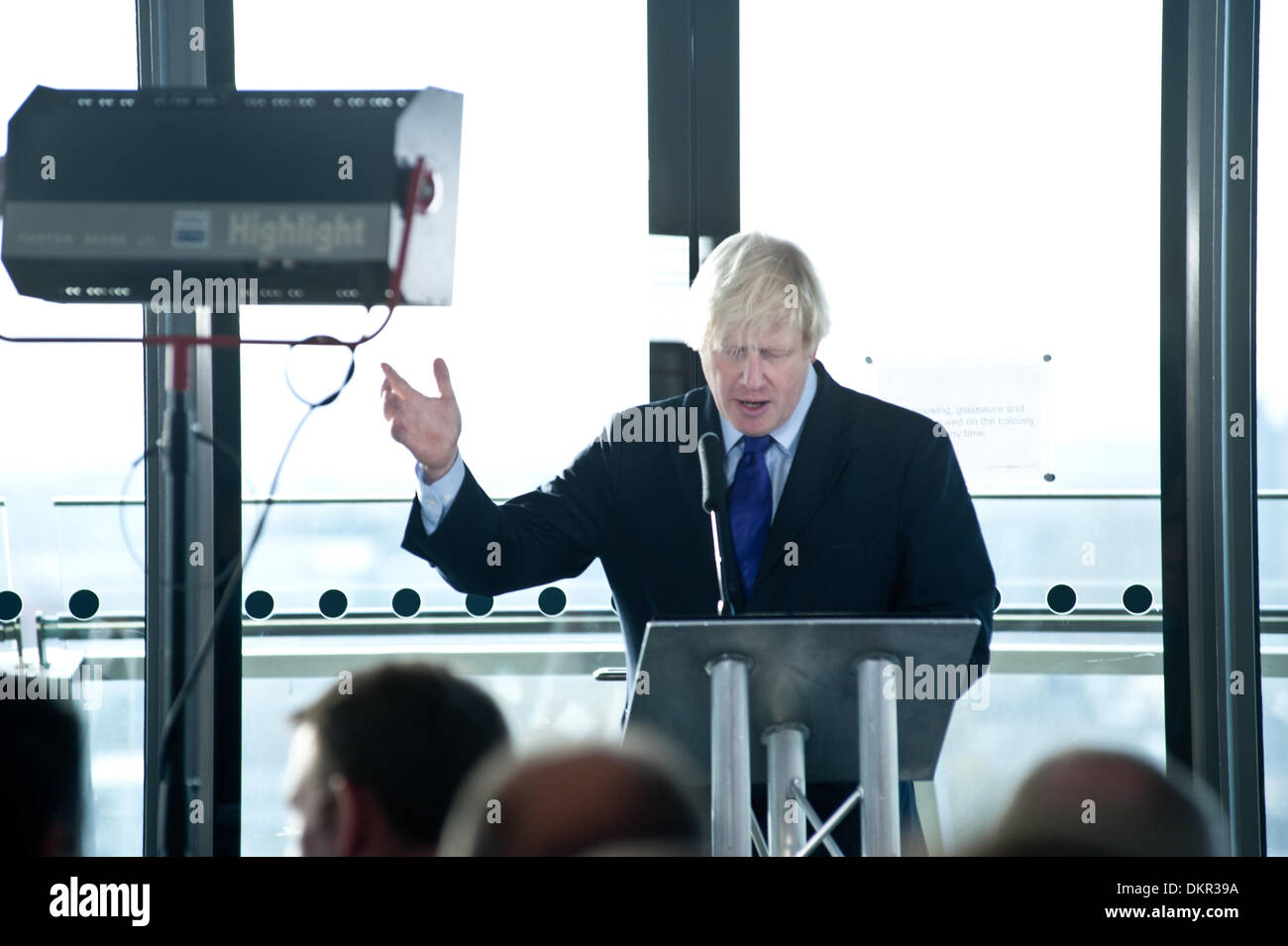 London, UK. 9. Dezember 2013. Der Bürgermeister von London, Boris Johnson, gibt eine Keynote-Rede während einer LKW/Zyklus-Sicherheit-Veranstaltung im Rathaus von Bau- und Wirtschaftsverbänden, Bauträger, Bauunternehmen und Fahrzeughersteller besucht. Bildnachweis: Piero Cruciatti/Alamy Live-Nachrichten Stockfoto