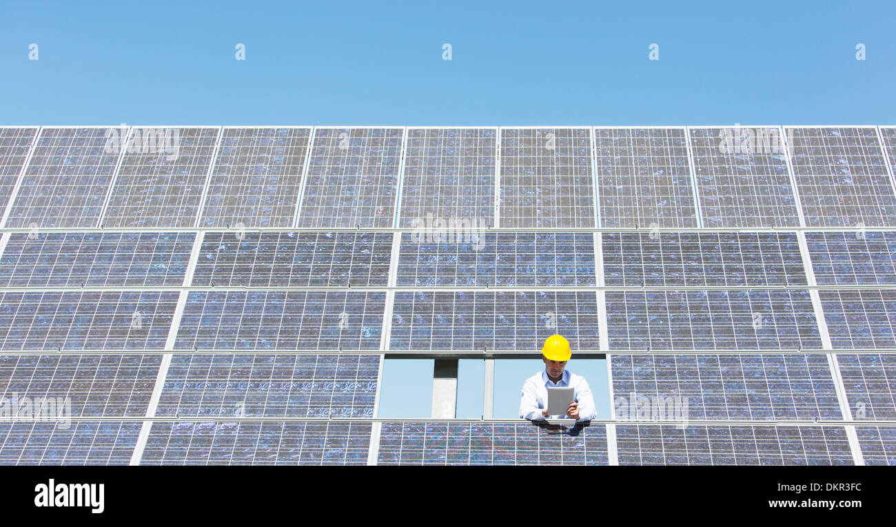 Wissenschaftler untersuchen Solar-Panel in ländlichen Landschaft Stockfoto