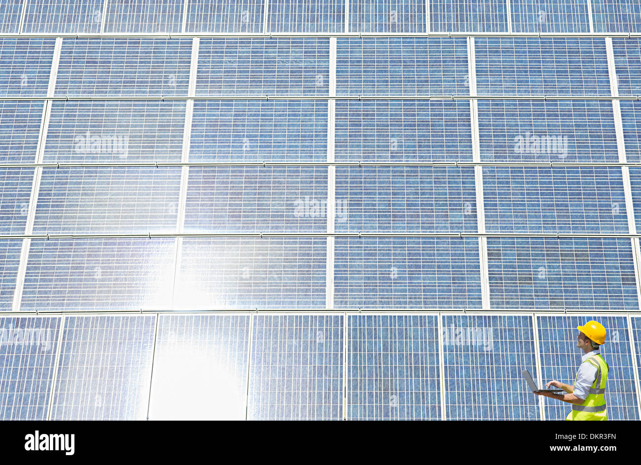 Arbeiter, die Prüfung von Solar-Panel in ländlichen Landschaft Stockfoto