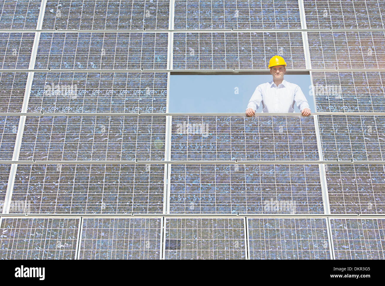 Arbeiter, die Prüfung von Solar-Panel in ländlichen Landschaft Stockfoto