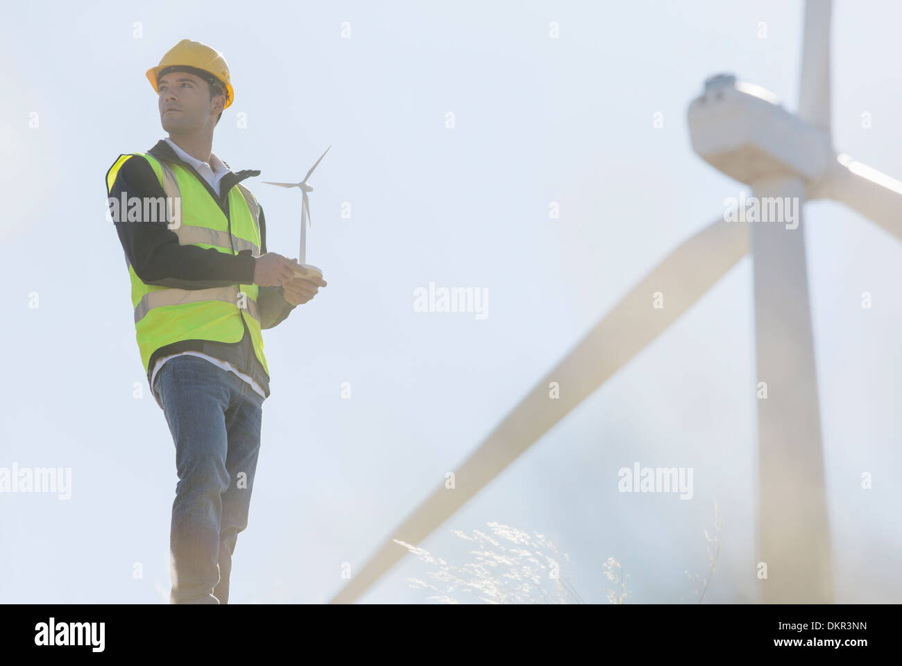 Arbeiter von Windkraftanlagen in ländlichen Landschaft Stockfoto