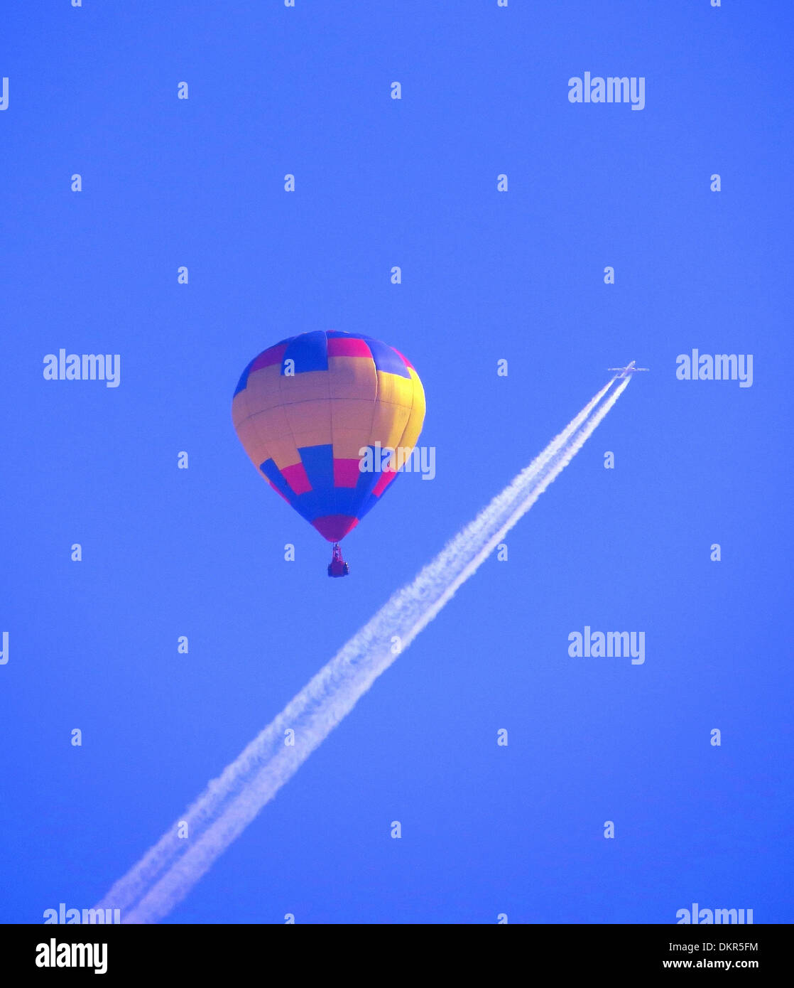 Heißluft-Ballon, fliegen, Himmel, blau, Flugzeug, Kondensation Trail, Jet, Flugzeug, Flugzeug, fliegen, Konzepte, Stockfoto