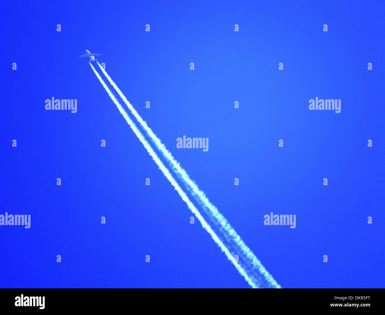 Flugzeug, Jet, Flugzeug, Flugzeug, fliegen, Kondensation Trail, Streifen, Himmel, blau, Verkehr Stockfoto