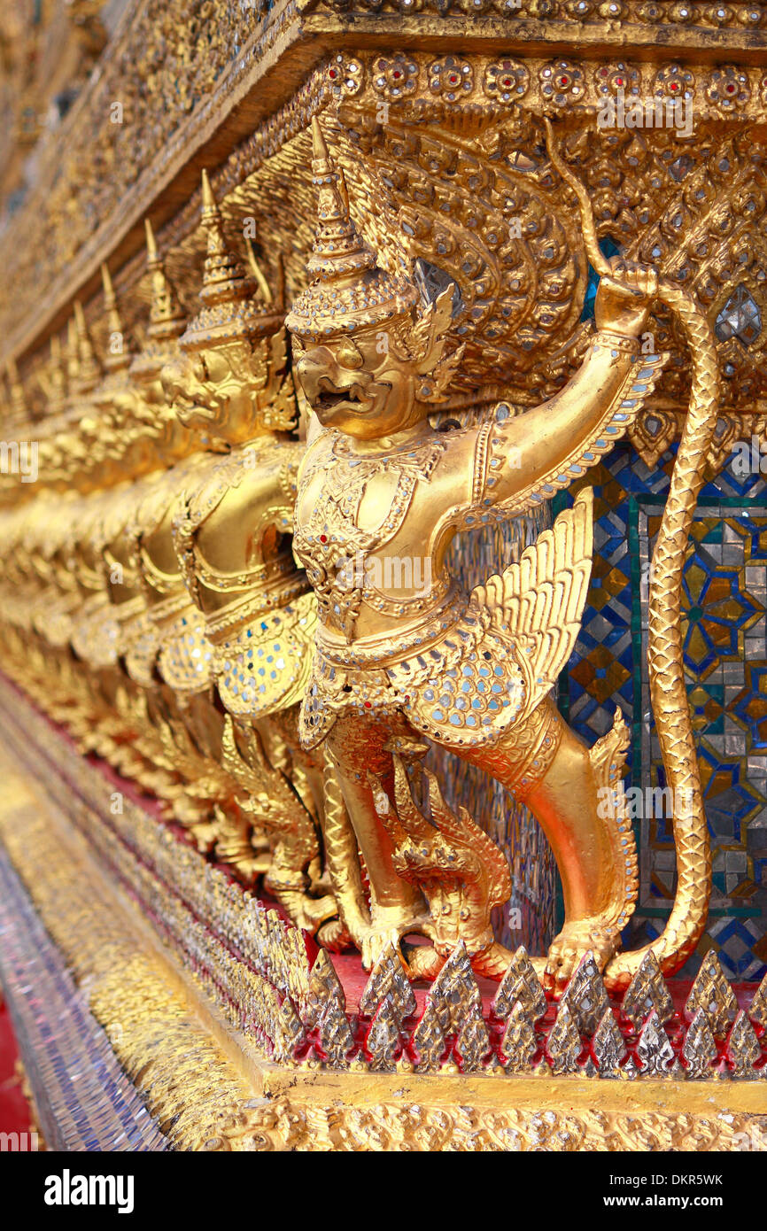 Reihe von Garuda in Pra Keaw Tempel Stockfoto