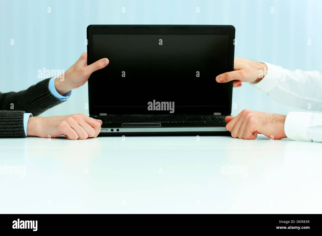 Nahaufnahme Bild eines Unternehmens Hände halten einen Laptop-Bildschirm Stockfoto