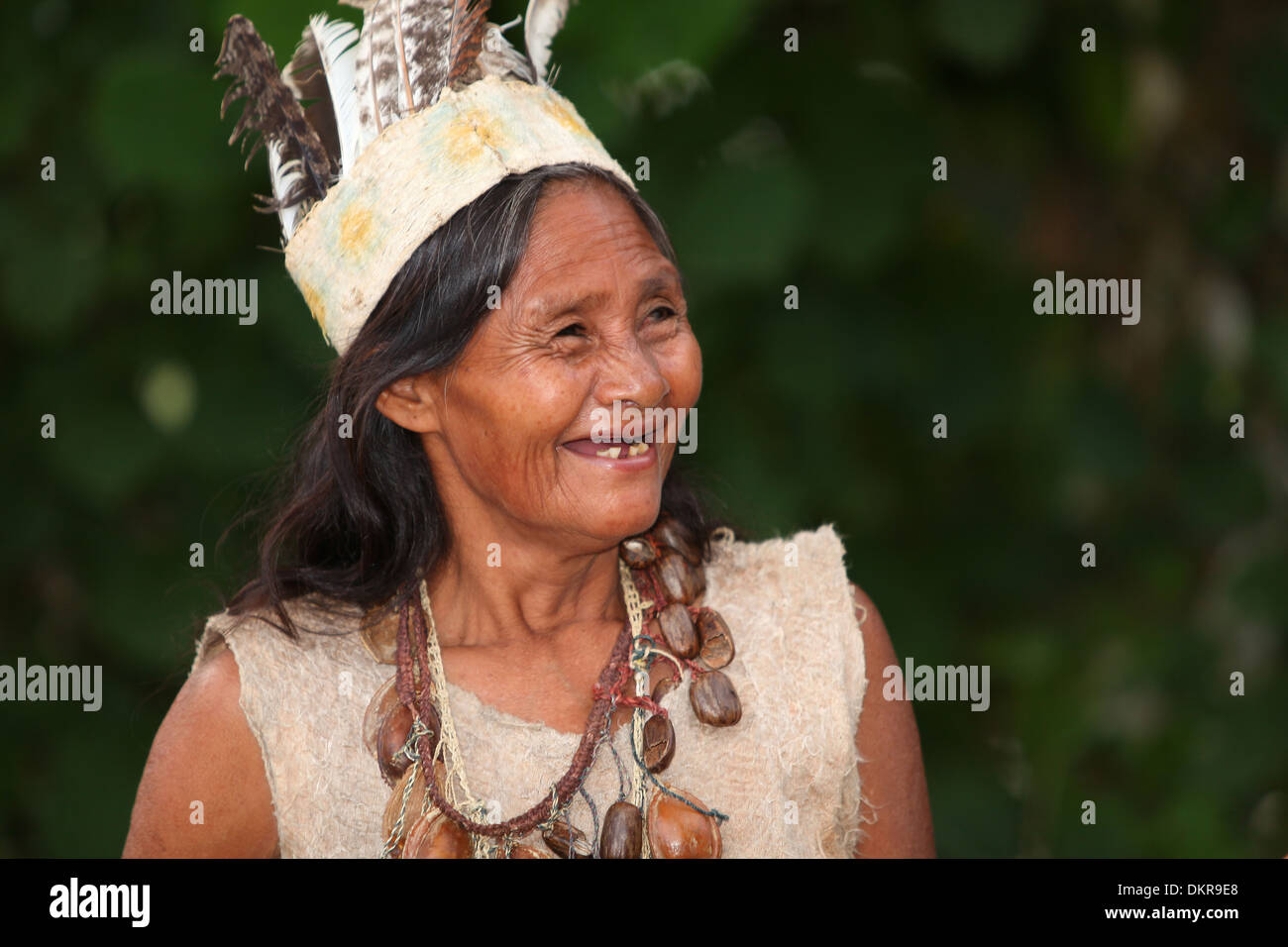 Indianer, Indigen, Amazon, Frau, Federn, traditionell, Kleidung, lachen,  Zahn, Zähne, alte Stockfotografie - Alamy