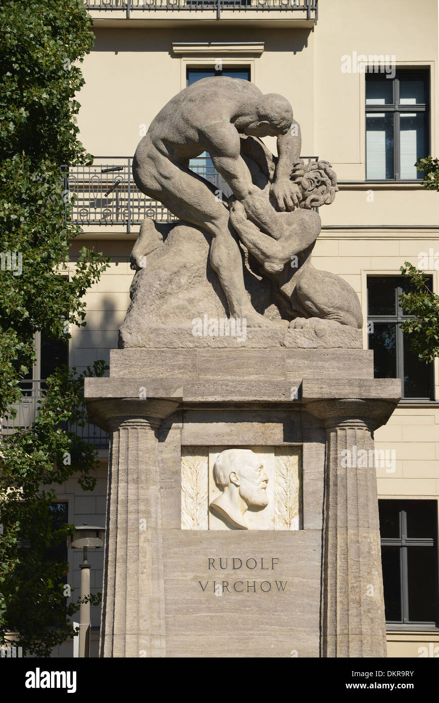 Denkmal, Rudolf Virchow, Halbrundbogen, Mitte, Berlin, Deutschland Stockfoto