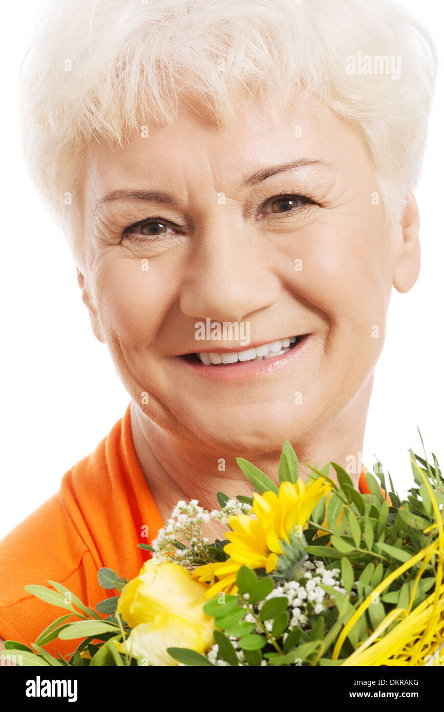 Eine alte Frau mit Blumenstrauß. Isoliert auf weiss. Stockfoto