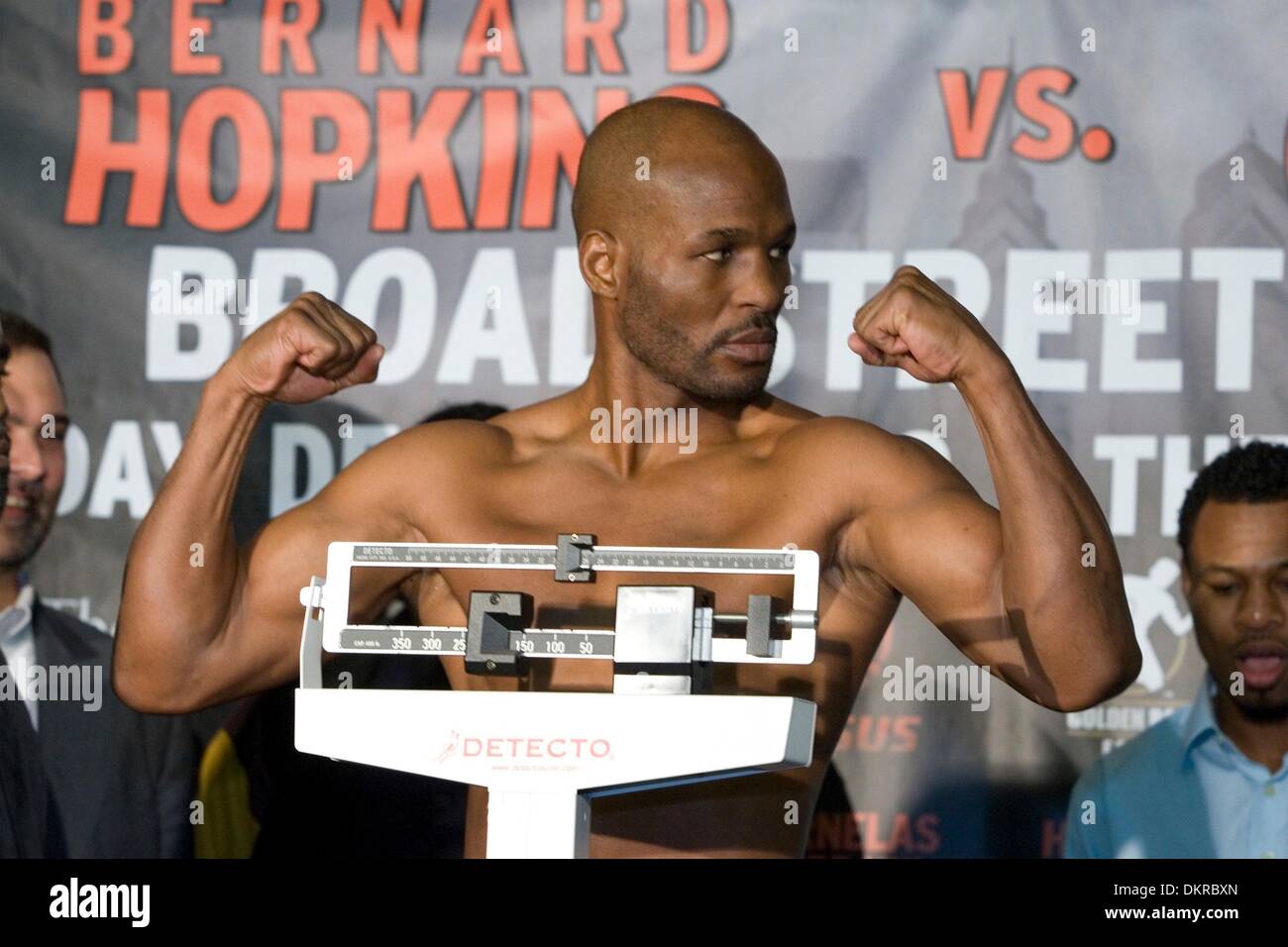 1. Dezember 2009 - Philadelphia, Pennsylvania, USA - BERNARD HOPKINS wird die Nacht vor dem Kampf gegen Enrique Ornelas im Liacouras Center, der Website des 2. Dezember 2009 Kampfes gewogen. Hopkins-wog-in bei 175 Pfund und Ornelas war 173,5 Pfund. (Kredit-Bild: © Jay Gorodetzer/ZUMA Press) Stockfoto