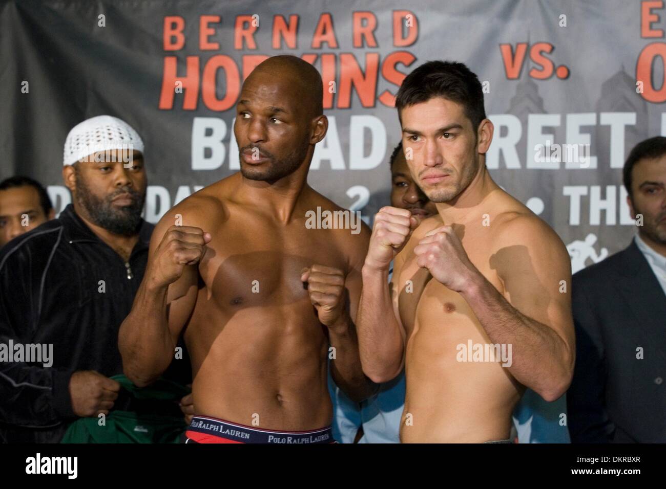 1. Dezember 2009 kämpfen - Philadelphia, Pennsylvania, USA - BERNARD HOPKINS (links) und ENRIQUE ORNELAS auf die Waage im Liacouras Center, der Website von der 2. Dezember 2009.  Hopkins-wog-in bei 175 Pfund und Ornelas war 173,5 Pfund. (Kredit-Bild: © Jay Gorodetzer/ZUMA Press) Stockfoto